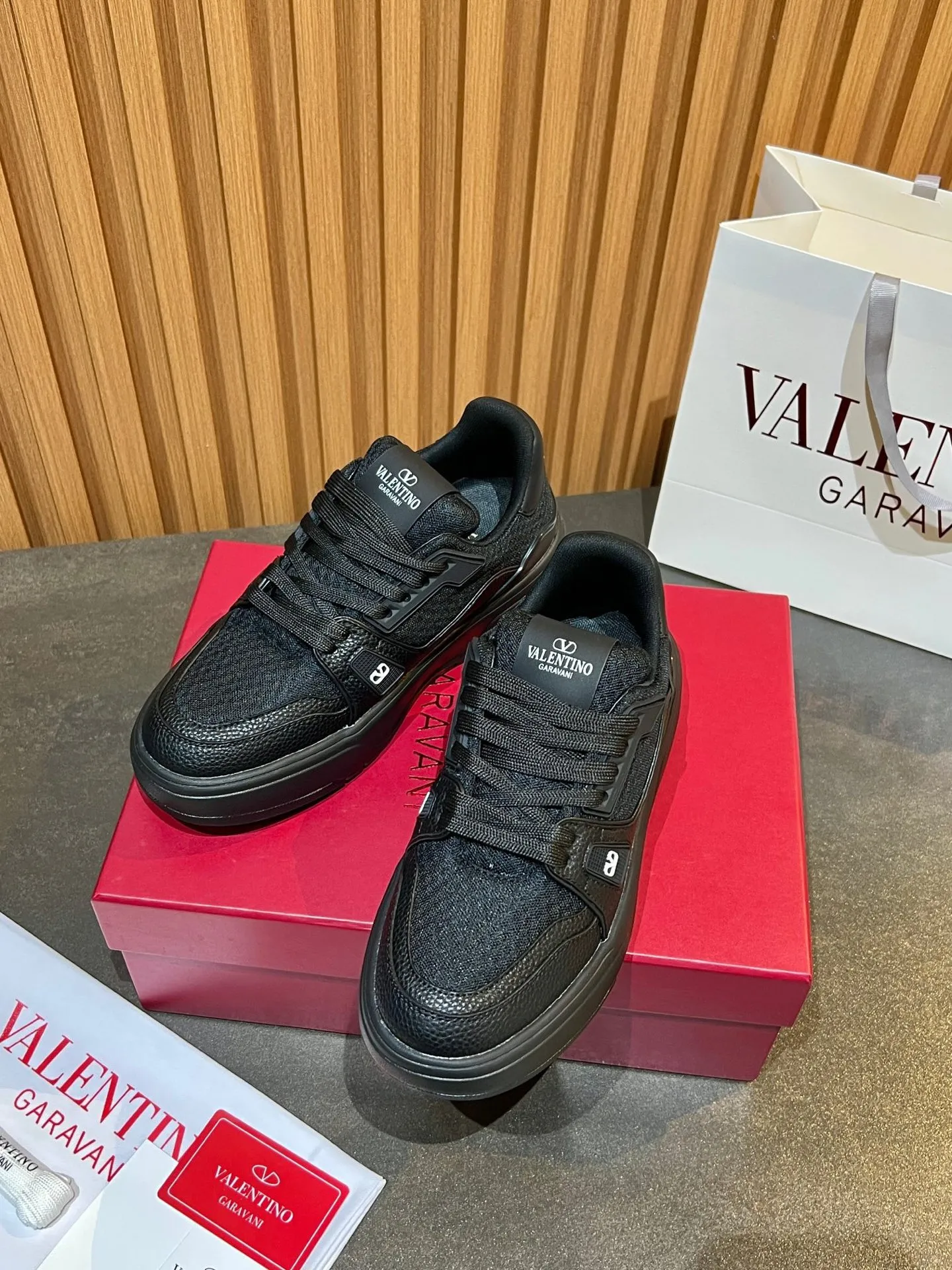 Men's men's shoes 💰640 VLNT Valentino 𝑶𝒏𝒆𝑺𝒕𝒖𝒅 Couple's sneakers series Valentino 2025 latest couple's sneakers, same style for celebrities, hot sale. Original ZP purchase and dismantling. Repeated pattern making and modification. Trying to restore 1:1 original version! Top luxury masterpiece, soft and comfortable, breathable and light, combines fashion and leisure, brings excellent and elegant texture and excellent on-foot comfort. Top purchasing version upper: imported high-end breathable mesh/original oil edge craftsmanship. Inner: imported mesh. Outsole: original development 𝐓𝐏𝐔 two-color combination outsole. Packaging: original configuration complete package. Code number: 35/44 (customized 45 46). Can be customized (self-labeled - no label) order.